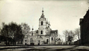 Преображенская (Белая) церковь построена по заказу Мефодия Никоновича Гарелина в 1893 году 